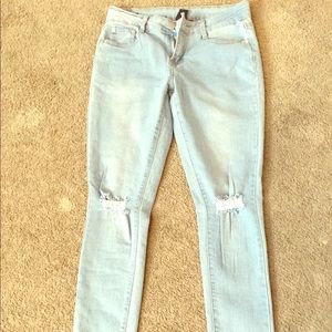 2/$10 NWOT Distressed skinny jeans